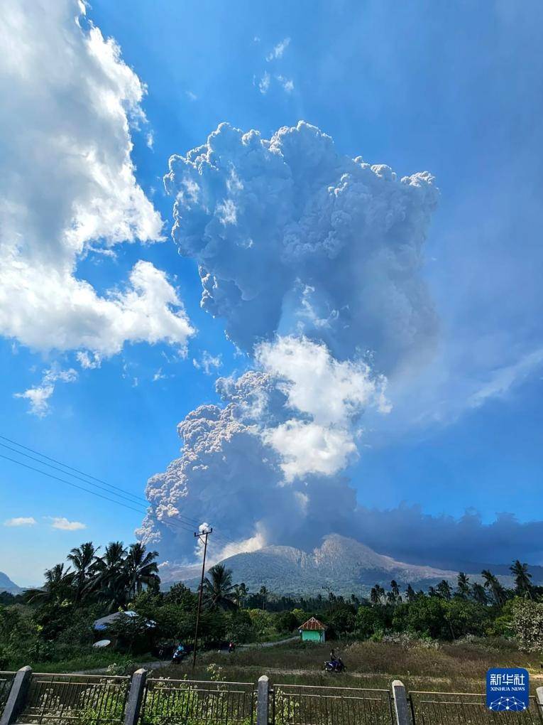 印度尼西亚一火山喷发 火山灰柱高约18公里