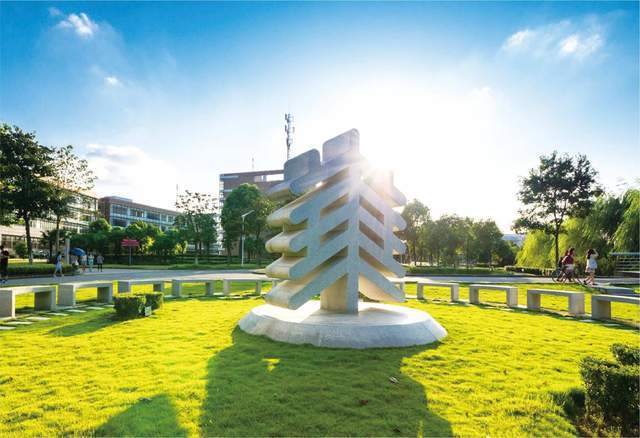 上海市2025年大学排名：12所高校进全国百强，华东师范大学排第4
