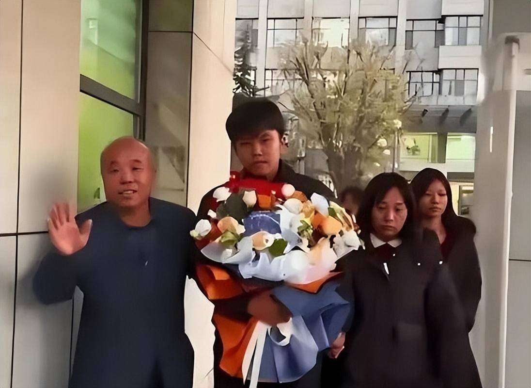 被拐25年“体育生”归位,0资产到亿万身家,解清帅10月12日红旗车队迎娶大学女友