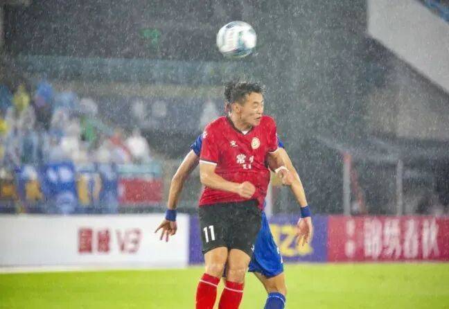 我的体育老师在踢“苏超”,节日快乐!