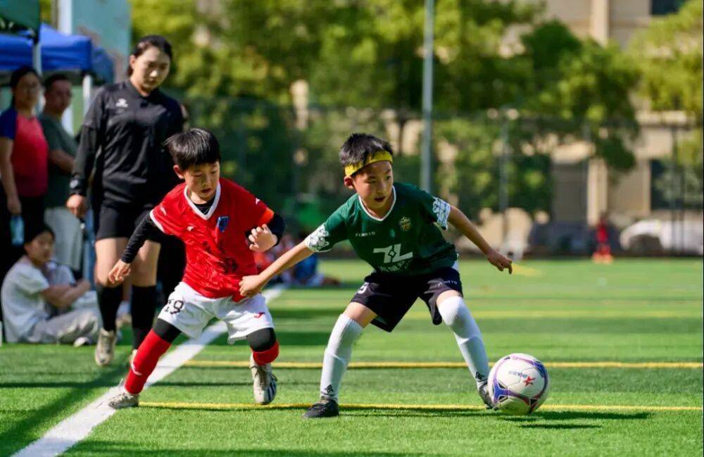 我的体育老师在踢“苏超”,节日快乐!