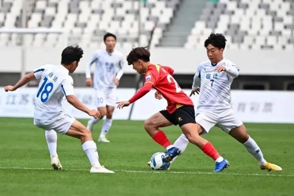 我的体育老师在踢“苏超”,节日快乐!