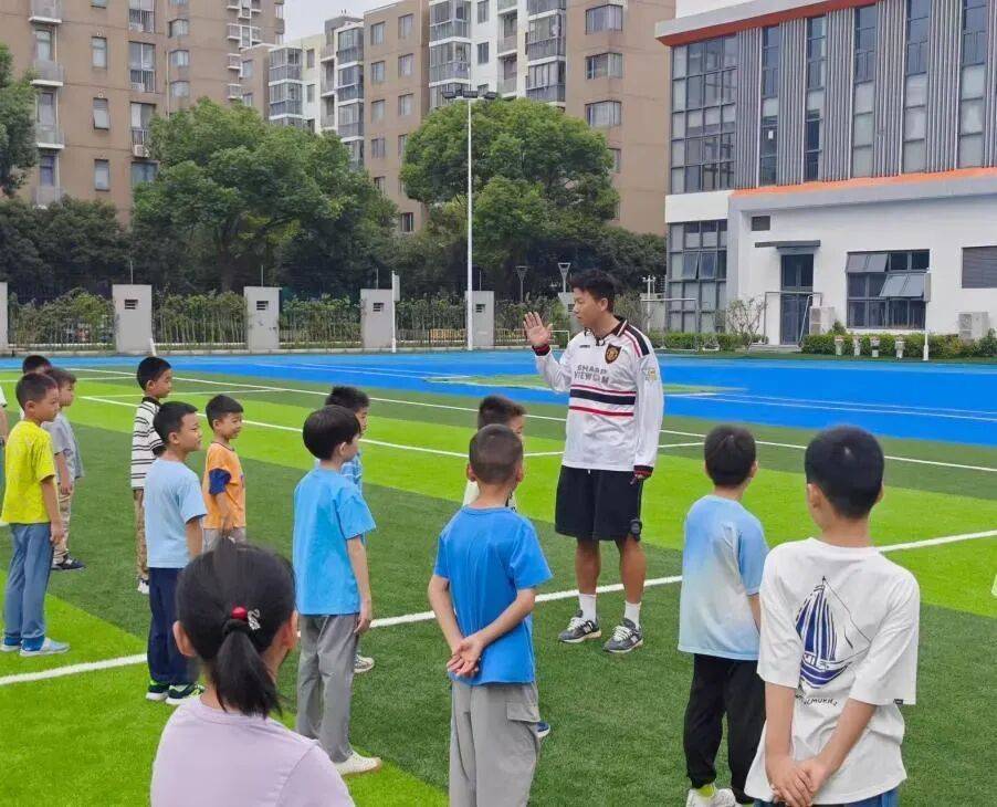 我的体育老师在踢“苏超”,节日快乐!