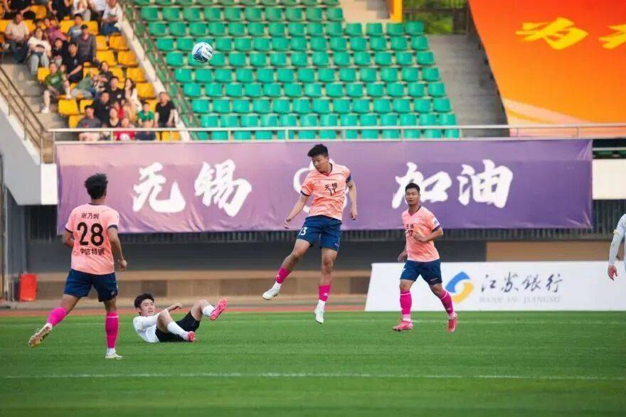 我的体育老师在踢“苏超”,节日快乐!