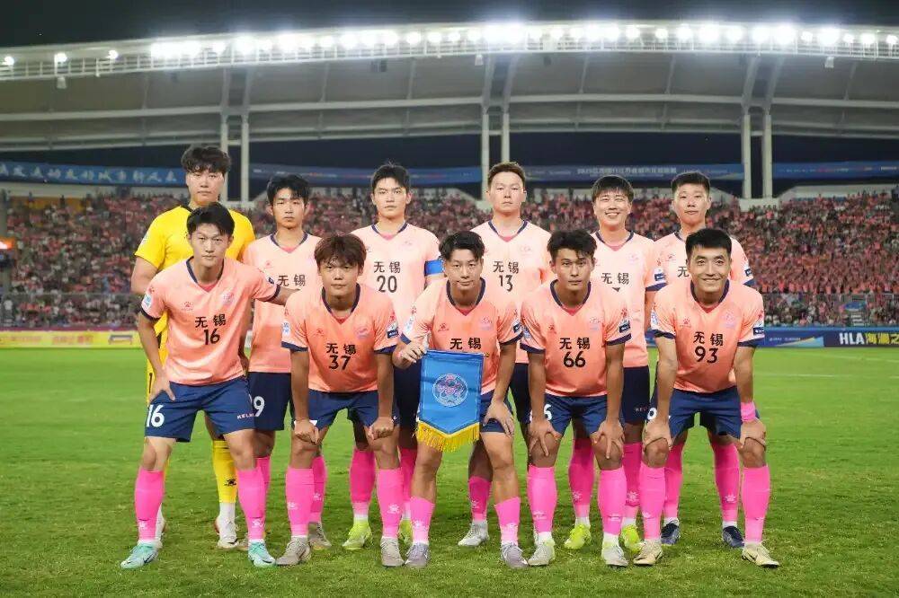 我的体育老师在踢“苏超”,节日快乐!