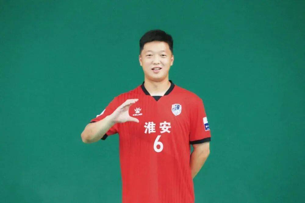 我的体育老师在踢“苏超”,节日快乐!