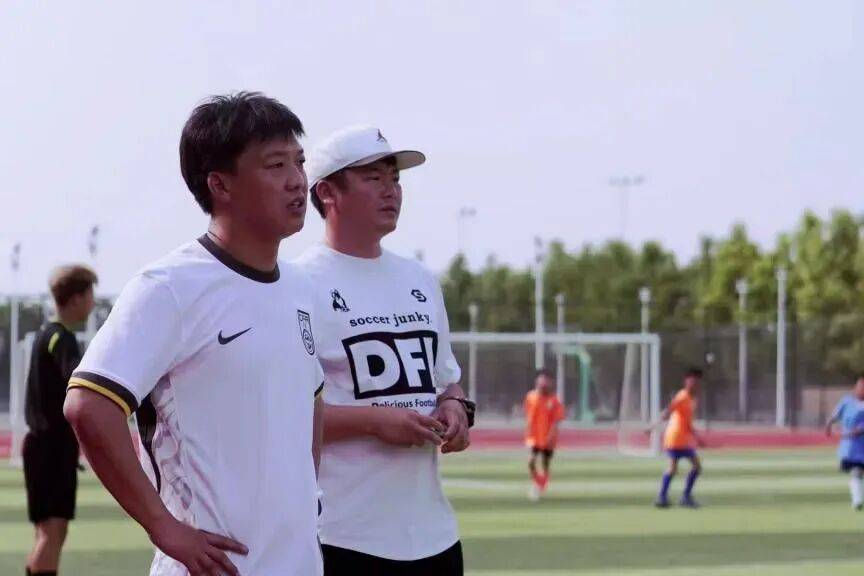 我的体育老师在踢“苏超”,节日快乐!