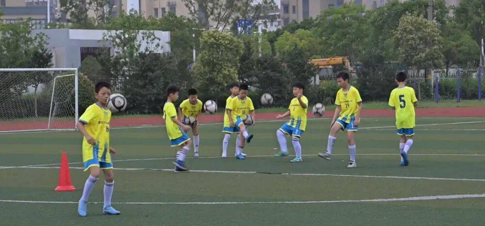 我的体育老师在踢“苏超”,节日快乐!