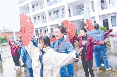 助力青少年快乐成长 郑州市优秀社会体育指导员进校园